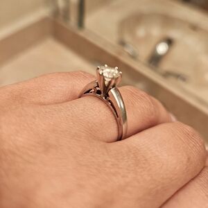 Engagement diamond ring